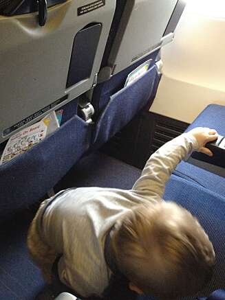 FULL FART: Det er ikke så lett å reise med en baby som skal krype under setene og slettes ikke sitte rolig og kose seg på fanget. FULL FART: Det er ikke så lett å reise med en baby som skal krype under setene og slettes ikke sitte rolig og kose seg på fanget.