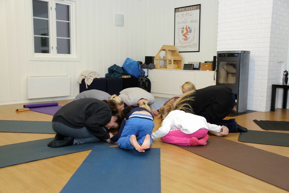SAMMEN: Yoga kan gjøres alene, men er fint å gjøre sammen med flere. SAMMEN: Yoga kan gjøres alene, men er fint å gjøre sammen med flere.