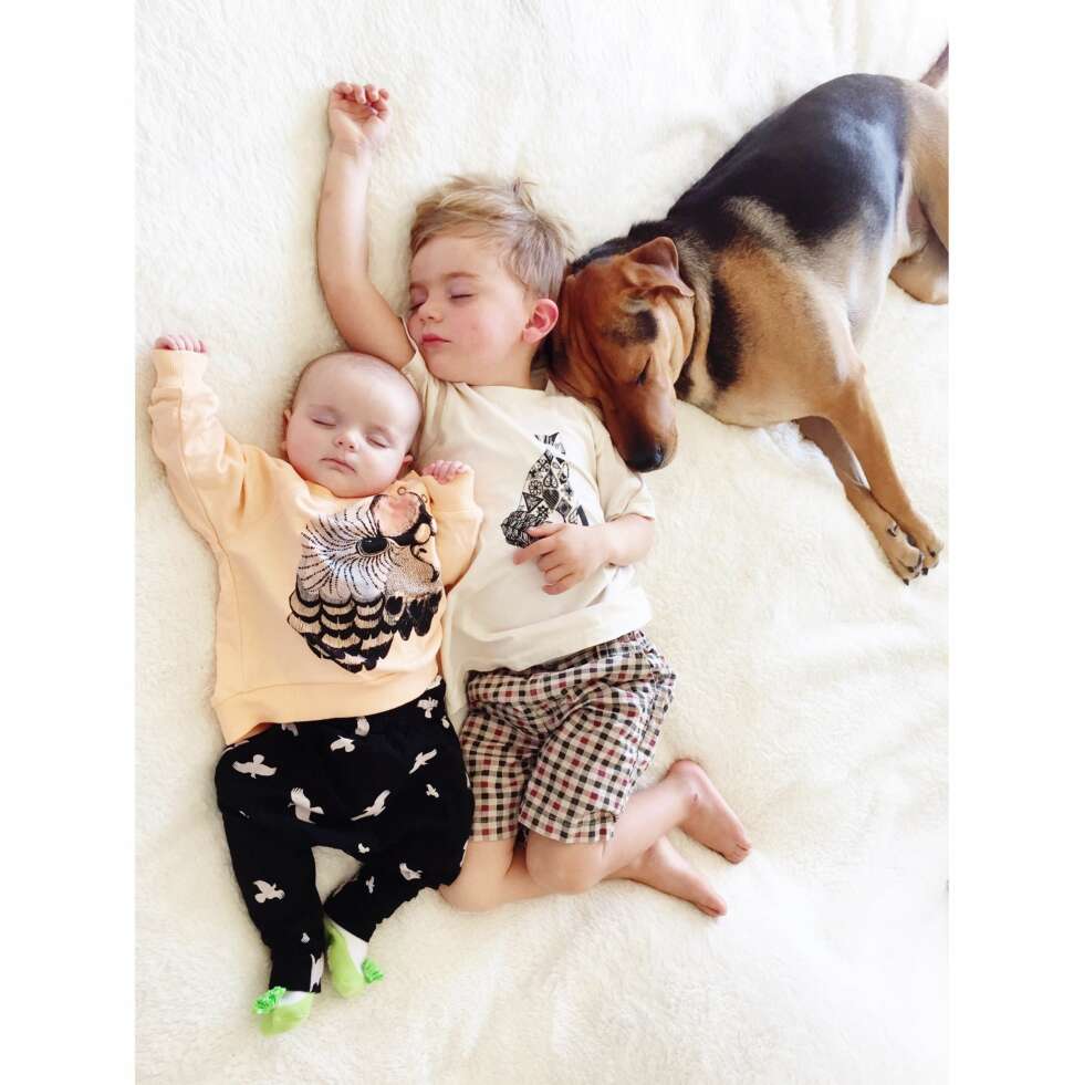 TRYGG SØVN: Ifølge mamma Jessica Shyba sover både Beau og lillesøster Evangeline bedre når de sover sammen med hunden Theo. TRYGG SØVN: Ifølge mamma Jessica Shyba sover både Beau og lillesøster Evangeline bedre når de sover sammen med hunden Theo.