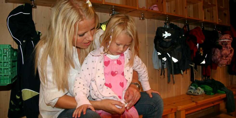 GOD HJELP: Daglig leder Kristin Myhren Ødegård i Nesåsen barnehage hjelper Hermine (4) på med jakka. Ødegård har aldri opplevd at foreldre er så krevende at de mister plassen. GOD HJELP: Daglig leder Kristin Myhren Ødegård i Nesåsen barnehage hjelper Hermine (4) på med jakka. Ødegård har aldri opplevd at foreldre er så krevende at de mister plassen.