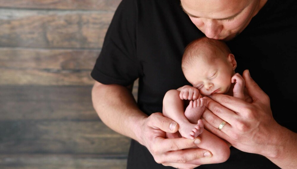 GAVE TIL NYBAKT FAR: Selv om de ikke forventer det, så er det hyggelig med en overraskelse også til pappa. Foto: Gettyimages.com GAVE TIL NYBAKT FAR: Selv om de ikke forventer det, så er det hyggelig med en overraskelse også til pappa. Foto: Gettyimages.com