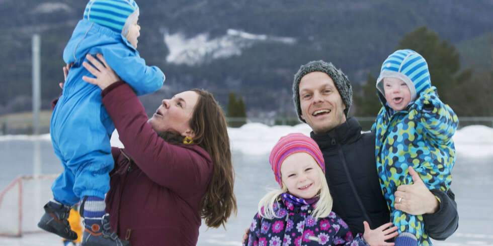 TVILLINGFAMILIE: Mari Persson og Steffen Waaler Sandnes har en travel hverdag med tvillingene Anton og Herman og datteren Synne. TVILLINGFAMILIE: Mari Persson og Steffen Waaler Sandnes har en travel hverdag med tvillingene Anton og Herman og datteren Synne.