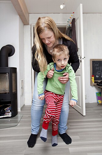 KAN IKKE LENGER GÅ ELLER STÅ SELV: Mamma og Daniel trener på å gå, men Karina vet ikke om sønnen hennes noen gang vil
klare det helt selv. KAN IKKE LENGER GÅ ELLER STÅ SELV: Mamma og Daniel trener på å gå, men Karina vet ikke om sønnen hennes noen gang vil
klare det helt selv.