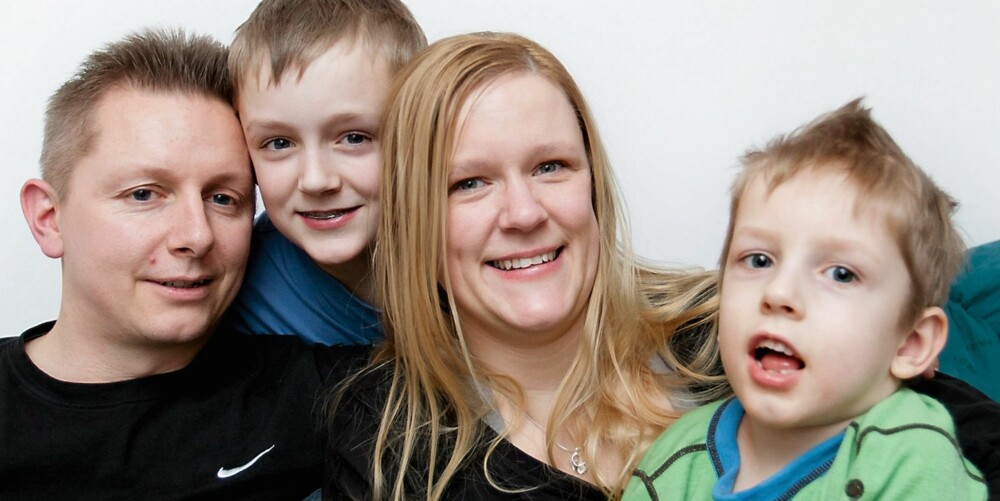 STØTTER HVERANDRE: - Som familie hjelper og støtter vi hverandre, - og så hadde vi ikke overlevd uten humor, sier Karina, og tar et godt tak rundt Daniel. Sebastian og pappa Magnus er enige. STØTTER HVERANDRE: - Som familie hjelper og støtter vi hverandre, - og så hadde vi ikke overlevd uten humor, sier Karina, og tar et godt tak rundt Daniel. Sebastian og pappa Magnus er enige.