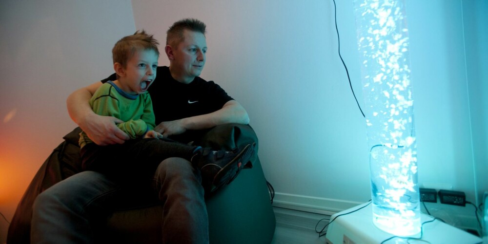 INNENDØRS STJERNEHIMMEL: Etter ulykken har Magnus bygget et
sanserom til Daniel. Her inne kan han se på fine farger og vann som bobler. Og så har pappa laget en vakker stjernehimmel i taket. INNENDØRS STJERNEHIMMEL: Etter ulykken har Magnus bygget et
sanserom til Daniel. Her inne kan han se på fine farger og vann som bobler. Og så har pappa laget en vakker stjernehimmel i taket.