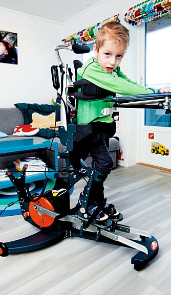 I TRENINGSMASKINEN: Daniel trener mange timer daglig, både
hjemme og i barnehagen. Her står han i treningsmaskinen Innowalk. Den skal hjelpe bevegelseshemmede barn med å lære å gå. I TRENINGSMASKINEN: Daniel trener mange timer daglig, både
hjemme og i barnehagen. Her står han i treningsmaskinen Innowalk. Den skal hjelpe bevegelseshemmede barn med å lære å gå.