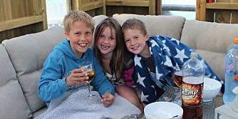 SNUDDE TIDLIG: Mamma Lisbeth Amundsen fant ingen seter der Lucas, Nathanael og Lycke-Tomine kunne sitte bakovervendt til de var fire år. SNUDDE TIDLIG: Mamma Lisbeth Amundsen fant ingen seter der Lucas, Nathanael og Lycke-Tomine kunne sitte bakovervendt til de var fire år.