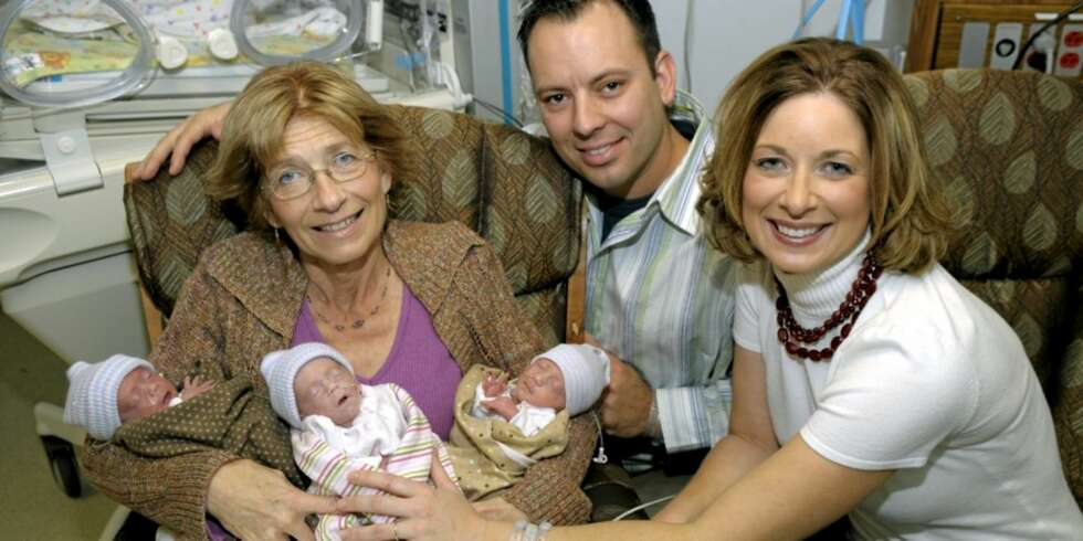 BAR FRAM BARNEBARN: Bestemor og surrogatmor Jacilyn Dalenberg (t.v.), datteren Kim Coseno (t.h.) og hennes mann Joe Coseno sammen med trillingene på Hillcrest Hospital i Ohio, USA. BAR FRAM BARNEBARN: Bestemor og surrogatmor Jacilyn Dalenberg (t.v.), datteren Kim Coseno (t.h.) og hennes mann Joe Coseno sammen med trillingene på Hillcrest Hospital i Ohio, USA.