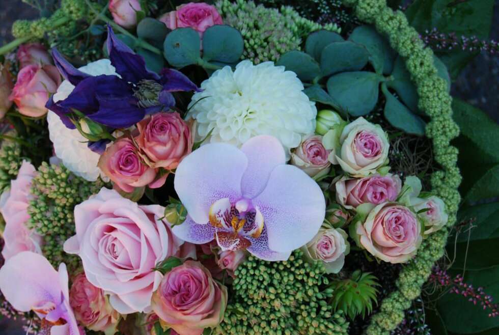 Blomsterbukett med i rosatoner og grønt med blant annet roser og orkideer fra Blomsterpikene.no Blomsterbukett med i rosatoner og grønt med blant annet roser og orkideer fra Blomsterpikene.no