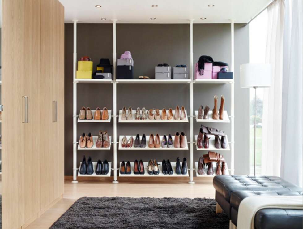 ÅPEN LØSNING: En løsning med åpne hyller gir full oversikt. Her ser du vegghyllen Ekby Jarpen fra Ikea med skohyller. Løsningen kan justeres etter behov og koster fra kr 765. ÅPEN LØSNING: En løsning med åpne hyller gir full oversikt. Her ser du vegghyllen Ekby Jarpen fra Ikea med skohyller. Løsningen kan justeres etter behov og koster fra kr 765.