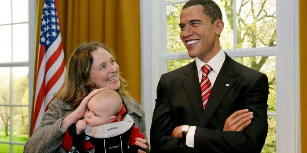 OBAMA I VOKS: Melody Wolff, fra Seattle, men som bor i London fikk i likhet med andre amerikanere i dag gratis inngang til Madam Tussaud's museum for å se Barack Obama i voks. Sammen med sin fire måneder gamle sønn. OBAMA I VOKS: Melody Wolff, fra Seattle, men som bor i London fikk i likhet med andre amerikanere i dag gratis inngang til Madam Tussaud's museum for å se Barack Obama i voks. Sammen med sin fire måneder gamle sønn.