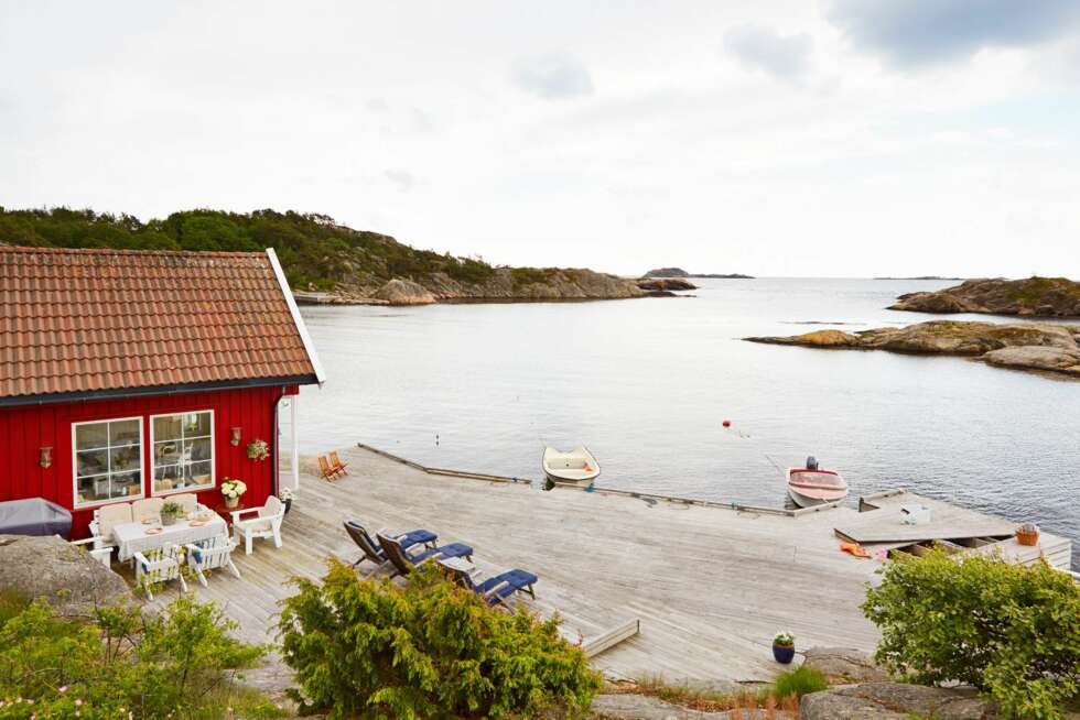 PÅ BRYGGEKANTEN: Det røde båthuset, eller kombibygget som Søgne kommune har definert det som, ligger idyllisk til helt nede ved vannkanten. PÅ BRYGGEKANTEN: Det røde båthuset, eller kombibygget som Søgne kommune har definert det som, ligger idyllisk til helt nede ved vannkanten.