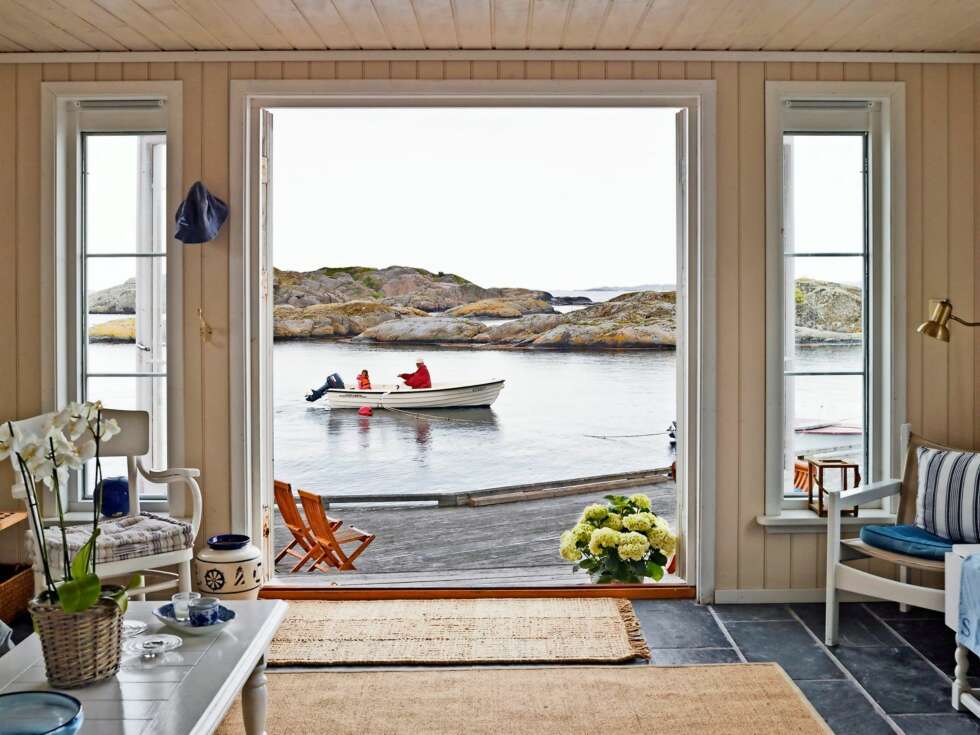 I ARV: Tre generasjoner har sammen gjort hytta i Søgne til et skjærgårdsparadis. Her er Per Jahn ute og ror med barnebarnet Isabell. I ARV: Tre generasjoner har sammen gjort hytta i Søgne til et skjærgårdsparadis. Her er Per Jahn ute og ror med barnebarnet Isabell.