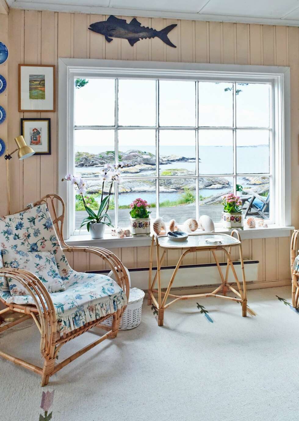 FIN UTSIKT: Hytteeierne må ikke ut for å nyte utsikten. Selv på kjølige sommerkvelder kan de se over til Måkeskjær. FIN UTSIKT: Hytteeierne må ikke ut for å nyte utsikten. Selv på kjølige sommerkvelder kan de se over til Måkeskjær.