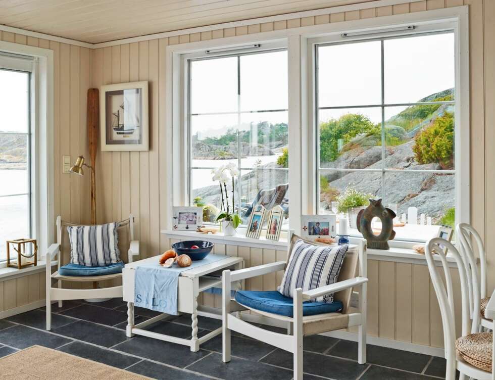 MARITIMT OG LYST: Båthuset, eller kombibygget, er innredet i blå, maritime farger. Møblene er arvet og malt hvite. Det er her Tina med familien bor når de er på hytta. MARITIMT OG LYST: Båthuset, eller kombibygget, er innredet i blå, maritime farger. Møblene er arvet og malt hvite. Det er her Tina med familien bor når de er på hytta.