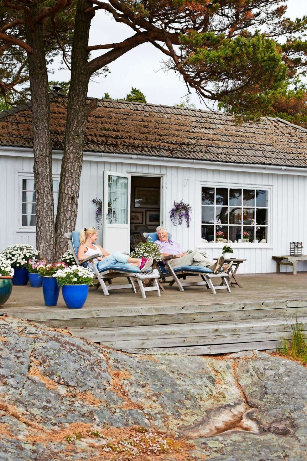 KLASSISK: Hytta ble bygget rett etter krigen. Tina og faren Per Jahn nyter sommeren på den romslige terrassen, som innbyr til late sommerdager. KLASSISK: Hytta ble bygget rett etter krigen. Tina og faren Per Jahn nyter sommeren på den romslige terrassen, som innbyr til late sommerdager.