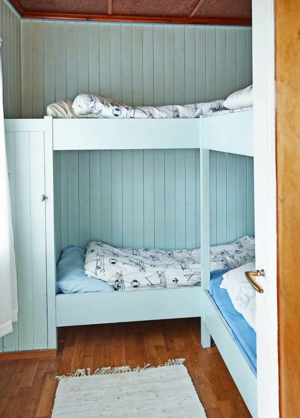 ORIGINALT: Opprinnelig hadde hytta kun ett soverom med køyeplass til hele familien; to barn og to voksne. Dette rommet er fortsatt helt intakt, slik det sto ferdig sommeren i 1946. ORIGINALT: Opprinnelig hadde hytta kun ett soverom med køyeplass til hele familien; to barn og to voksne. Dette rommet er fortsatt helt intakt, slik det sto ferdig sommeren i 1946.