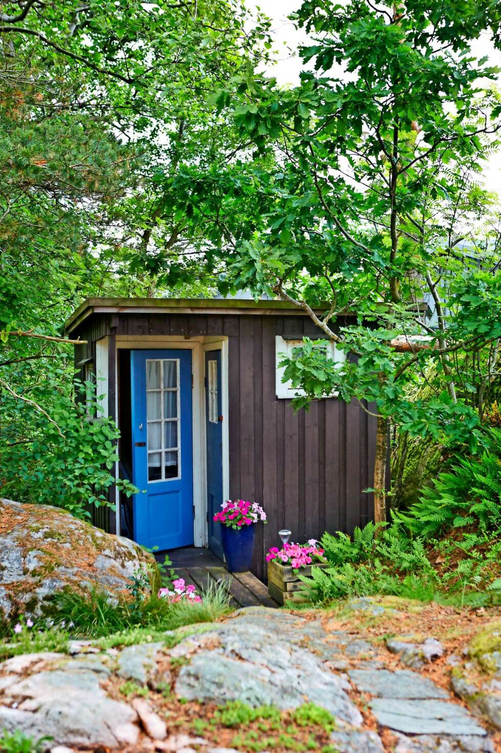 UTEDO: Den gamle utedoen står på tomta fortsatt, og kan brukes fremdeles, selv om det er en ny snurredo i annekset. UTEDO: Den gamle utedoen står på tomta fortsatt, og kan brukes fremdeles, selv om det er en ny snurredo i annekset.