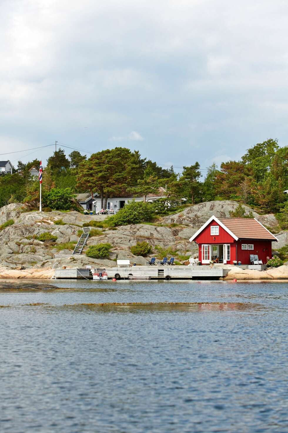 SØRLANDSIDYLL: En klassisk sørlandshytte i Søgne vant Hyttelivs konkurranse Norges drømmehytte 2014. Den hvitmalte hytta ligger vakkert til i Paradisbukta. SØRLANDSIDYLL: En klassisk sørlandshytte i Søgne vant Hyttelivs konkurranse Norges drømmehytte 2014. Den hvitmalte hytta ligger vakkert til i Paradisbukta.