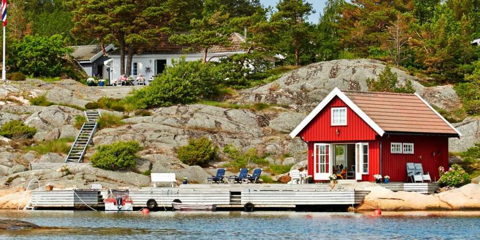 SØRLANDSIDYLL: En klassisk sørlandshytte i Søgne vant Hyttelivs konkurranse Norges drømmehytte 2014. Den hvitmalte hytta ligger vakkert til i Paradisbukta. SØRLANDSIDYLL: En klassisk sørlandshytte i Søgne vant Hyttelivs konkurranse Norges drømmehytte 2014. Den hvitmalte hytta ligger vakkert til i Paradisbukta.
