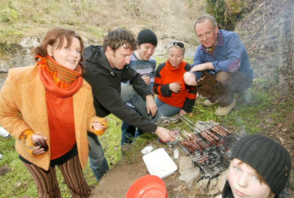 DISKER OPP: Ved elven nedenfor palasset samler Per Christian gode venner til hyggelig lunsj. DISKER OPP: Ved elven nedenfor palasset samler Per Christian gode venner til hyggelig lunsj.