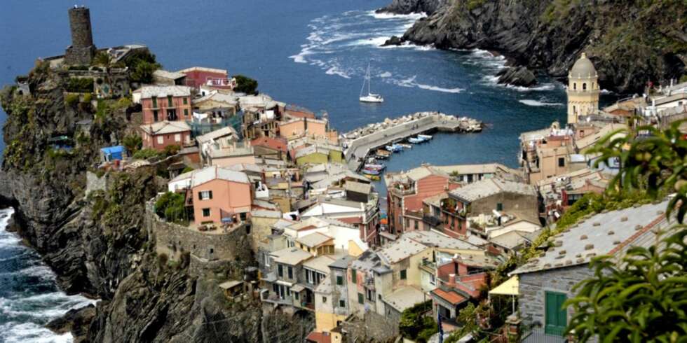 VERNAZZA: "Cinque Terre" i Nord-Italia kan oversettes med "De fem land" og denne fantastiske klippebyen Vernazza er et av dem. VERNAZZA: "Cinque Terre" i Nord-Italia kan oversettes med "De fem land" og denne fantastiske klippebyen Vernazza er et av dem.