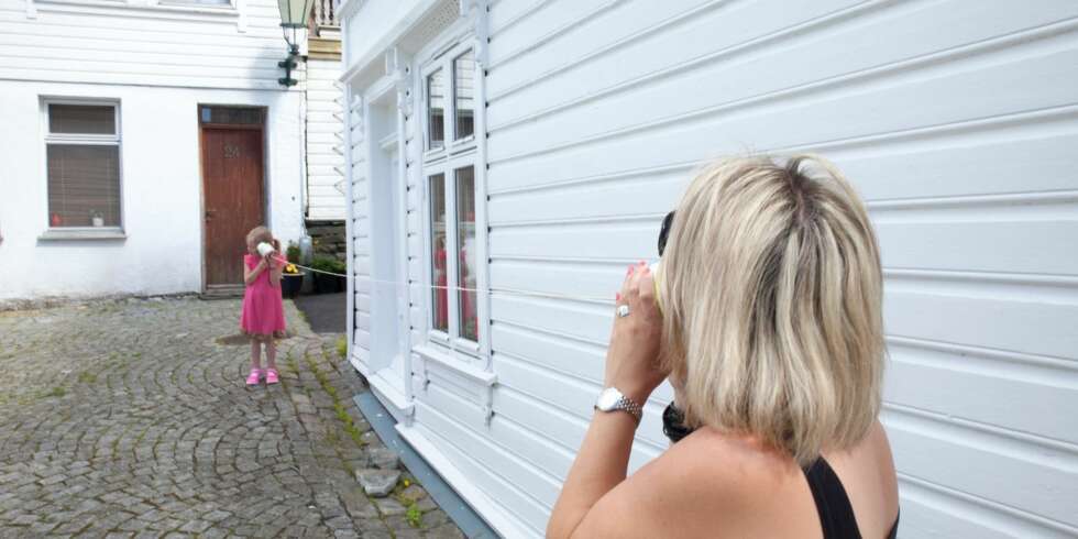LIKE MORO: Husker du den morsomme leken med blikkbokstelefon? Den er kanskje gammeldags, men minst like gøy enda. LIKE MORO: Husker du den morsomme leken med blikkbokstelefon? Den er kanskje gammeldags, men minst like gøy enda.