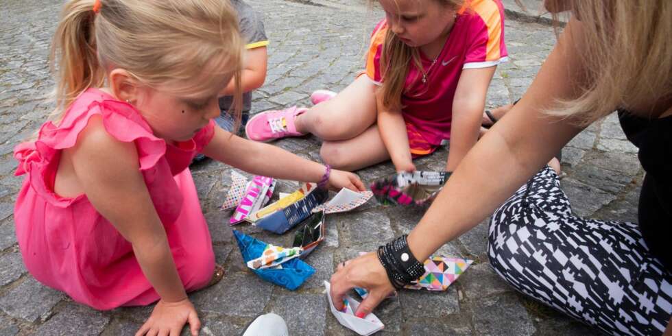 PAPIRBÅTER: Alle kan være med uavhengig av alder. En papirbåt er lett å få til, og man kan ha mye moro båten både på land eller i vann. PAPIRBÅTER: Alle kan være med uavhengig av alder. En papirbåt er lett å få til, og man kan ha mye moro båten både på land eller i vann.