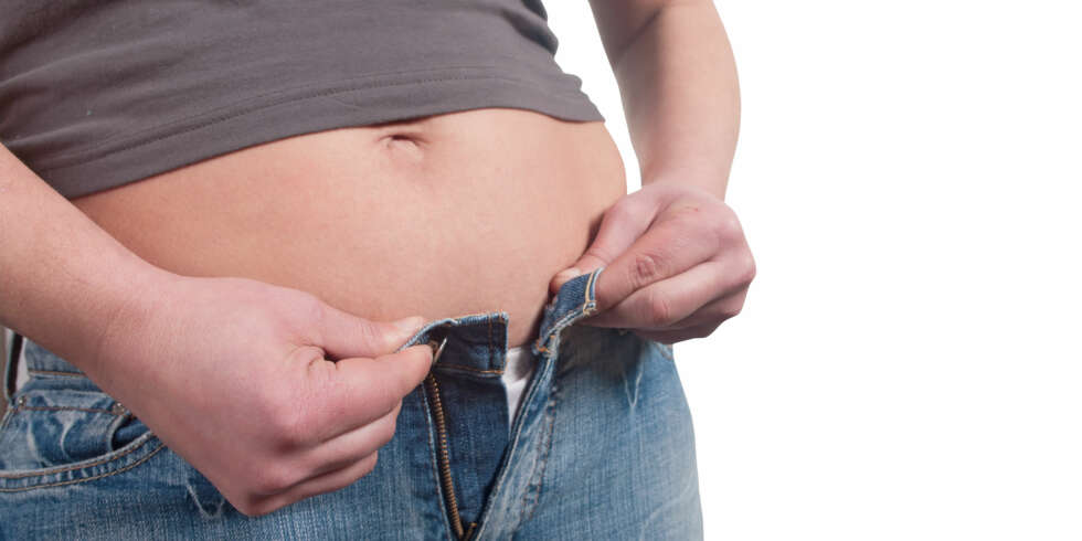 OPPBLÅST: Du trodde kanskje det var bare deg? Men, nei, det er helt vanlig å bli oppblåst i dagene før du skal ha mensen. Hormonene har skylda. OPPBLÅST: Du trodde kanskje det var bare deg? Men, nei, det er helt vanlig å bli oppblåst i dagene før du skal ha mensen. Hormonene har skylda.