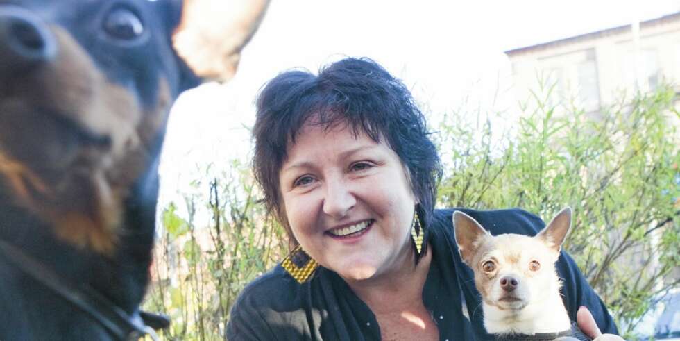 HUNDEPASSER: Hun har reddet valper, vært med på grisefødsler og gått i fakkeltog. Nå tilbringer Anne B. Ragde hvert eneste ledige øyeblikk med Mille. HUNDEPASSER: Hun har reddet valper, vært med på grisefødsler og gått i fakkeltog. Nå tilbringer Anne B. Ragde hvert eneste ledige øyeblikk med Mille.