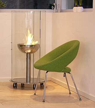 TRILLBAR: Deschin er montert på hjul slik at den lett kan flyttes omkring på plant underlag. Glasset er 8 mm tykt, søyle og føtter er av rustfritt stål, kr 29 990, www.decoflame.com. TRILLBAR: Deschin er montert på hjul slik at den lett kan flyttes omkring på plant underlag. Glasset er 8 mm tykt, søyle og føtter er av rustfritt stål, kr 29 990, www.decoflame.com.