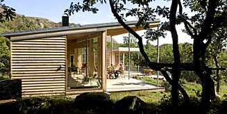 VAKKER HYTTE VED SJØEN:Hytta er tegnet av arkitektene Hoem og Foldstad. Er det din favoritt? VAKKER HYTTE VED SJØEN:Hytta er tegnet av arkitektene Hoem og Foldstad. Er det din favoritt?