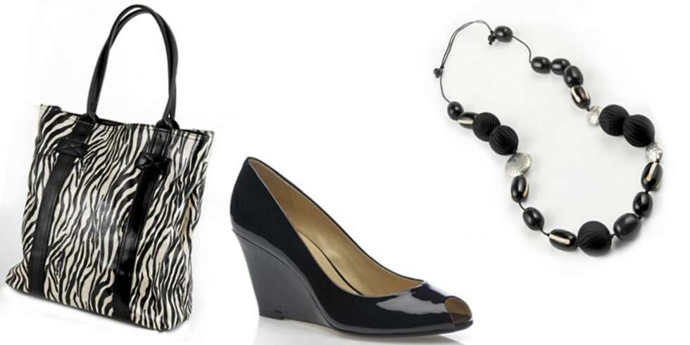 JOBB: Zebrastripet veske fra Oasis kr 449, lakksko fra Clarks kr 1049 og kjede fra Indiska kr 180. JOBB: Zebrastripet veske fra Oasis kr 449, lakksko fra Clarks kr 1049 og kjede fra Indiska kr 180.
