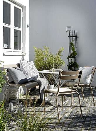 NYT HAGEN: Leserne tipser om at det beste man kan gjøre med hagen er å nyte den. Sett ut noen flotte ting, plant blomster og be over dine beste venner. NYT HAGEN: Leserne tipser om at det beste man kan gjøre med hagen er å nyte den. Sett ut noen flotte ting, plant blomster og be over dine beste venner.