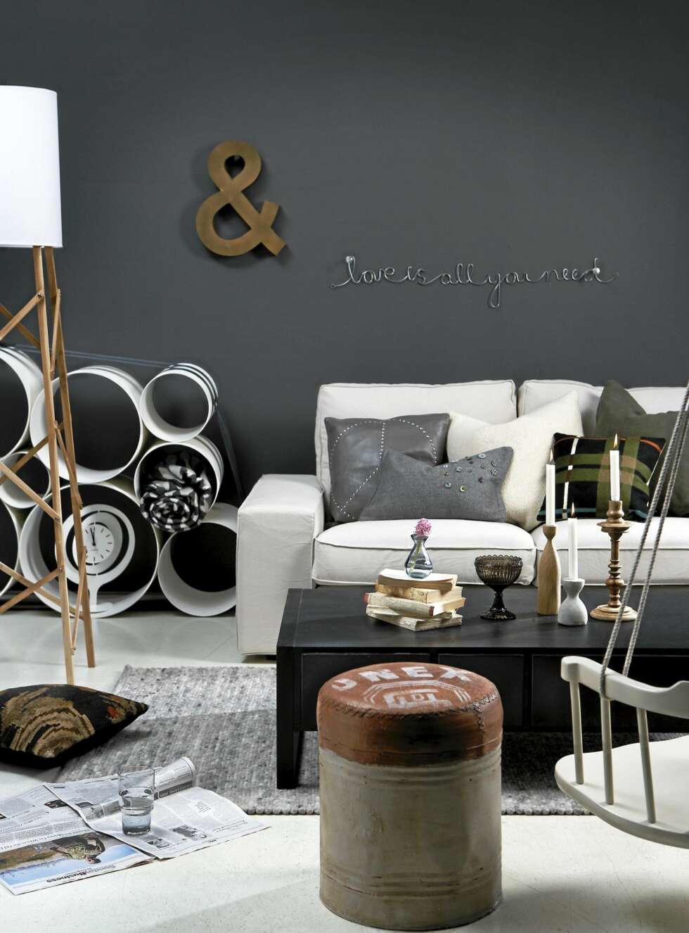 STILIG OG SMART: Sofa med avtagbart trekk, kr 3250, Ikea.
Sofabord med skuffer, kr 5990, R.O.O.M. Stolen som henger i forgrunnen er funnet på loppis, bena er skrudd av og festet med tau i taket. Den kan heves og senkes etter behov. Bokhylle av harde papprør med belte rundt, kr 3499, R.O.O.M. Puffen foran, kr 1300, Verket Interiør. Stålampe til venstre, kr 2450, Bolina. Puter fra Kvist, Verket Interiør og Bolina. Bokstavrekke på veggen, kr 430, Palma, og &-tegn, kr 590, Country Chic. STILIG OG SMART: Sofa med avtagbart trekk, kr 3250, Ikea.
Sofabord med skuffer, kr 5990, R.O.O.M. Stolen som henger i forgrunnen er funnet på loppis, bena er skrudd av og festet med tau i taket. Den kan heves og senkes etter behov. Bokhylle av harde papprør med belte rundt, kr 3499, R.O.O.M. Puffen foran, kr 1300, Verket Interiør. Stålampe til venstre, kr 2450, Bolina. Puter fra Kvist, Verket Interiør og Bolina. Bokstavrekke på veggen, kr 430, Palma, og &-tegn, kr 590, Country Chic.