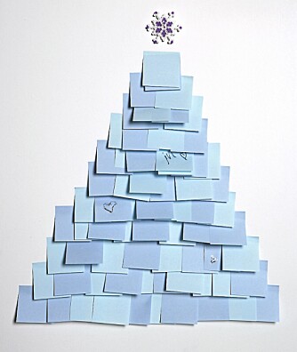 POST-IT JULETRE: Post-it lapper, gjerne i to eller tre forskjellige farger, julestjerne og maskeringstape = juletre. POST-IT JULETRE: Post-it lapper, gjerne i to eller tre forskjellige farger, julestjerne og maskeringstape = juletre.