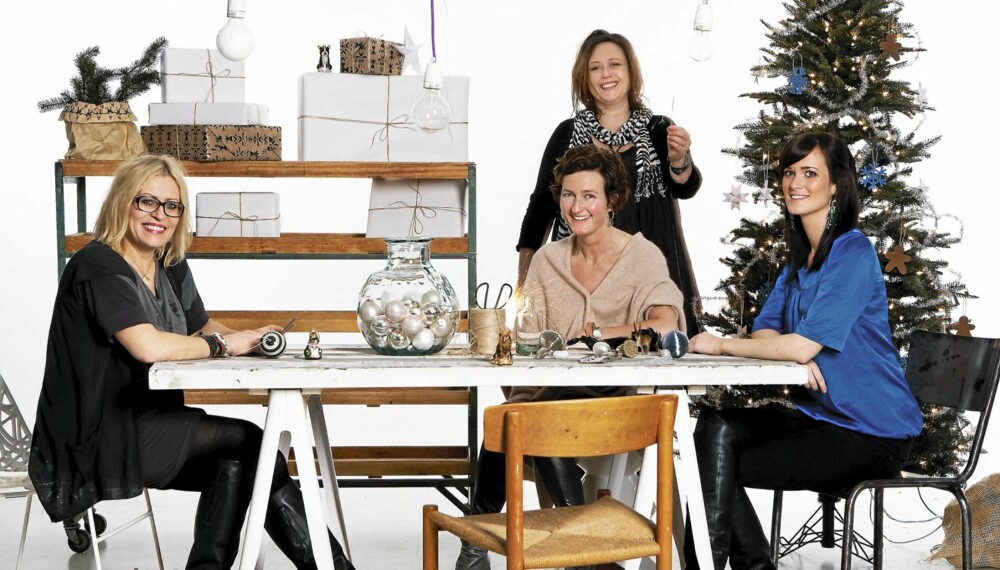 GLADE STYLISTER: Fra venstre: Birgitta Roald, Kirsten Visdal, Susanna Hellström (bak) og Mai Liz Næss. Hylle på hjul, kr 9999, og lyspærelamper, kr 399, begge fra Bolina. Lakkert metallunderstell til bord, kr 3475 pr. par, Kvist, bordplate, privat, og stor glassvase, kr 298, Kvist. God jul-girlander, kr 195, Shabby, hvit stol til venstre, kr 1490, Kvist, Børge Mogensen vintage trestol, privat, og metallstol til høyre, kr 4900, Bolina. GLADE STYLISTER: Fra venstre: Birgitta Roald, Kirsten Visdal, Susanna Hellström (bak) og Mai Liz Næss. Hylle på hjul, kr 9999, og lyspærelamper, kr 399, begge fra Bolina. Lakkert metallunderstell til bord, kr 3475 pr. par, Kvist, bordplate, privat, og stor glassvase, kr 298, Kvist. God jul-girlander, kr 195, Shabby, hvit stol til venstre, kr 1490, Kvist, Børge Mogensen vintage trestol, privat, og metallstol til høyre, kr 4900, Bolina.