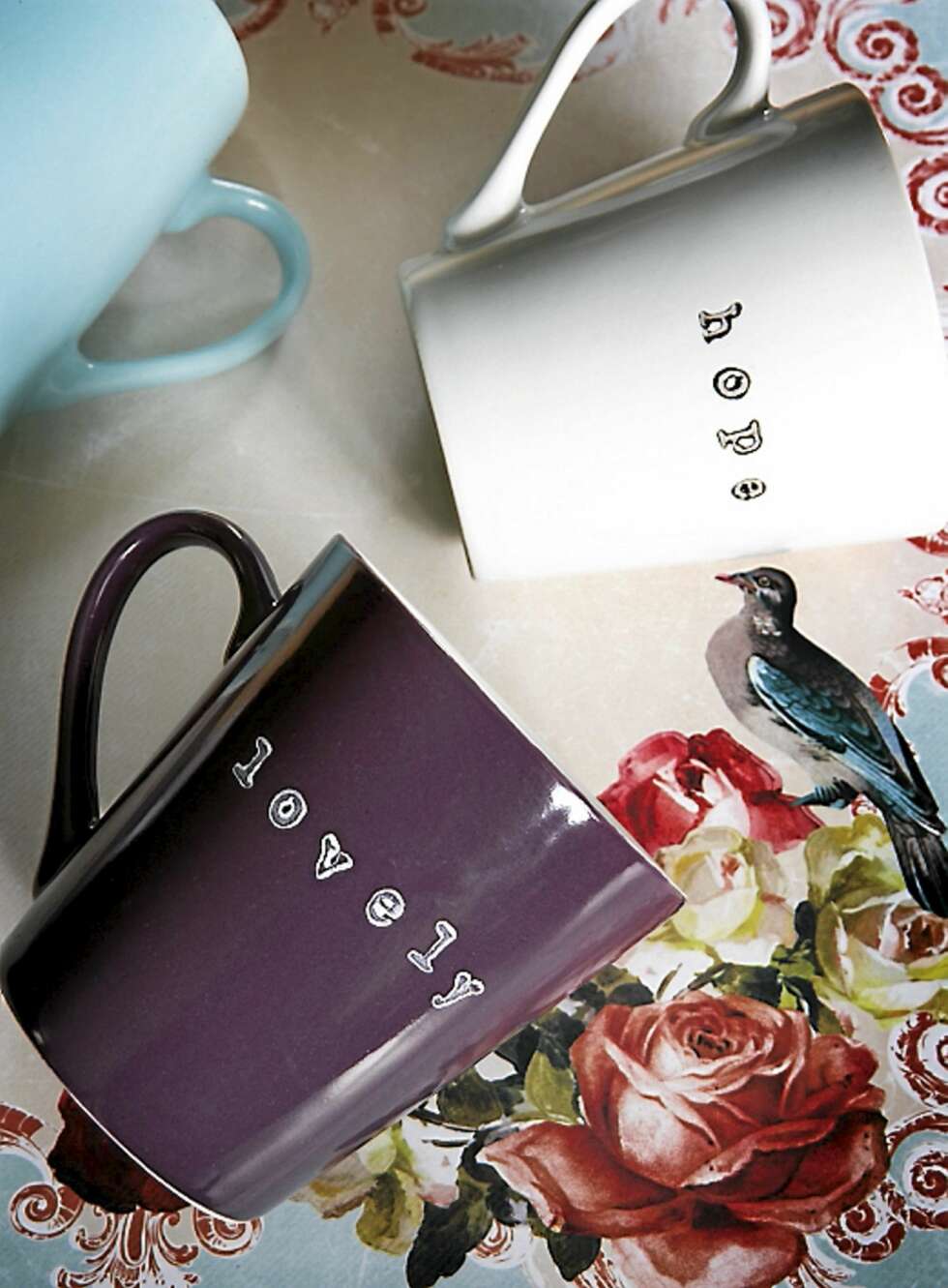 Hope og ""lovely"" er stemplet med Bokstavstempler, kr. 169 pr. sett med store bokstaver, Clas Ohlson. Krus, kr. 10 pr. stk. Søstrene Grene. Hope og ""lovely"" er stemplet med Bokstavstempler, kr. 169 pr. sett med store bokstaver, Clas Ohlson. Krus, kr. 10 pr. stk. Søstrene Grene.