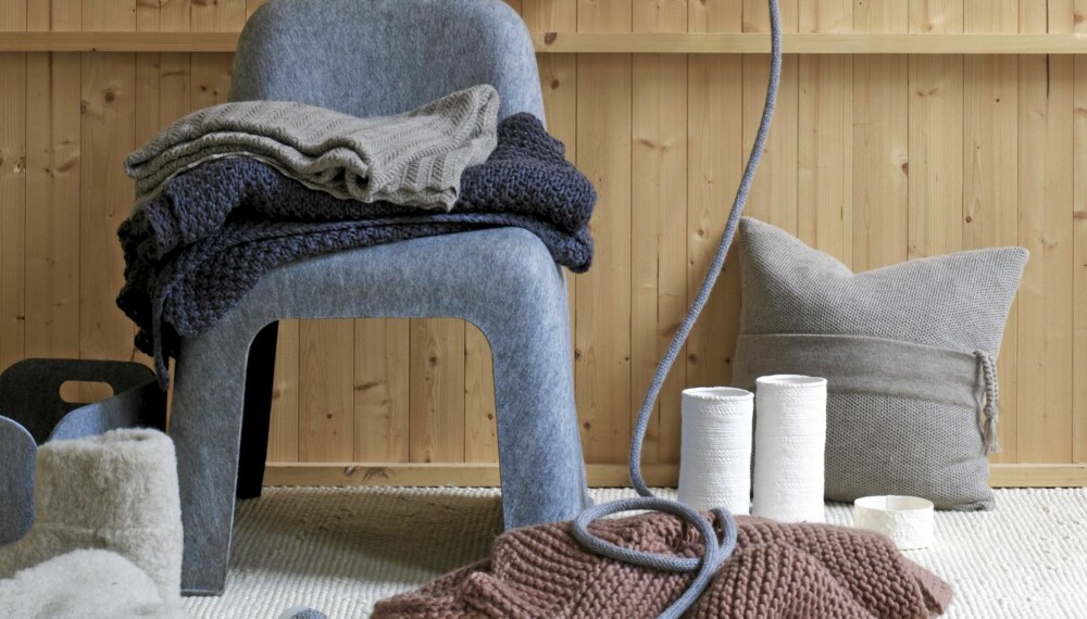 INTERIØRTREND MED STRIKK: Stol Nobody, kr 3549, Hay, grått, strikket ullpledd, 130x220, kr 1490, R.O.O.M., og kurv i ullfilt, kr 699, Expo Nova. Tøfler i saueskinn, kr 250, og gulvteppe i ull, 140x220, kr 3995, begge fra Palma. Vaser i keramikk, kr 149 pr. stk., og strikket jakke, kr 1698, begge fra Anouska. Stor telysholder på gulvet, kr 359 og pledd i karshlama, kr 2700, alt fra Kvist. INTERIØRTREND MED STRIKK: Stol Nobody, kr 3549, Hay, grått, strikket ullpledd, 130x220, kr 1490, R.O.O.M., og kurv i ullfilt, kr 699, Expo Nova. Tøfler i saueskinn, kr 250, og gulvteppe i ull, 140x220, kr 3995, begge fra Palma. Vaser i keramikk, kr 149 pr. stk., og strikket jakke, kr 1698, begge fra Anouska. Stor telysholder på gulvet, kr 359 og pledd i karshlama, kr 2700, alt fra Kvist.