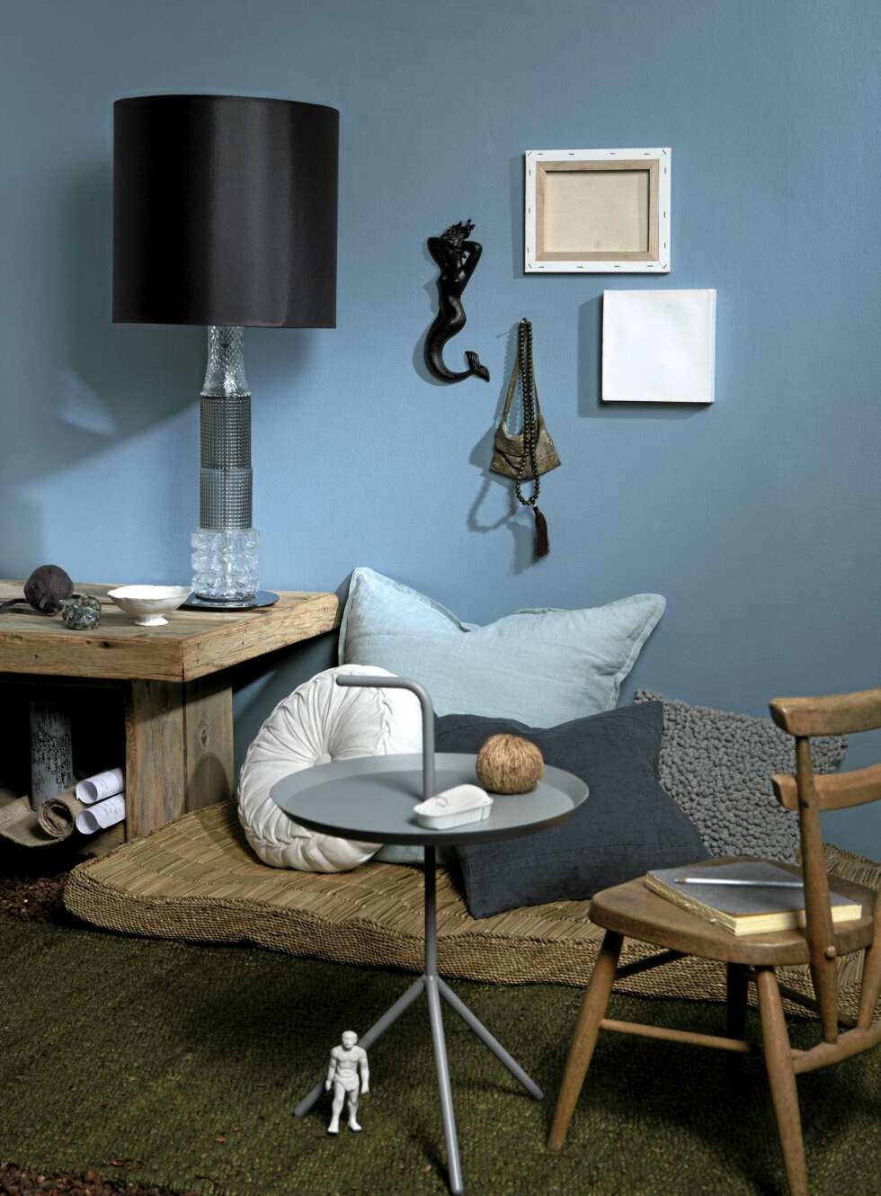 Med havet som inspirasjon har stuen blitt innredet i behagelig ton-i-ton, i fargene blå og beige. En bastmadrass ligger på gulvet, overdekket av puter, og skaper et bohemsk preg. Med havet som inspirasjon har stuen blitt innredet i behagelig ton-i-ton, i fargene blå og beige. En bastmadrass ligger på gulvet, overdekket av puter, og skaper et bohemsk preg.