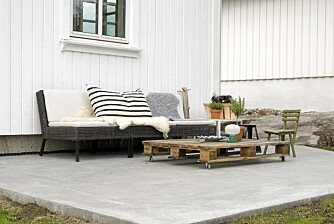 KREATIV VRI: Europaller med hjul blir kjapt til et sofabord. Flere lager også utesofaer av pallene. KREATIV VRI: Europaller med hjul blir kjapt til et sofabord. Flere lager også utesofaer av pallene.