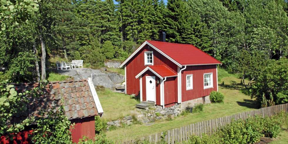 TIL SALGS: Gånehed 3, Tanumshede. Pris: 475 000 svenske kroner. Antall rom 3. Boareal 52 kvm. Tomt 1150 kvm. Byggår 1900. TIL SALGS: Gånehed 3, Tanumshede. Pris: 475 000 svenske kroner. Antall rom 3. Boareal 52 kvm. Tomt 1150 kvm. Byggår 1900.
