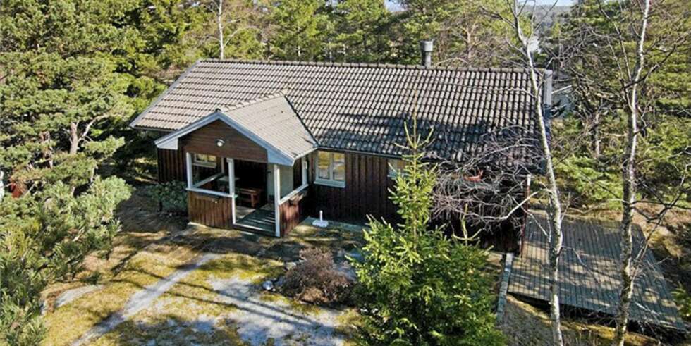 TIL SALGS: Krossnäsvägen 46, Överby, Tanum. Pris: 1 695 000 svenske kroner. Antall rom 3. Boareal: 63. Tomteareal: 1 442 kvm. Byggeår 1976. TIL SALGS: Krossnäsvägen 46, Överby, Tanum. Pris: 1 695 000 svenske kroner. Antall rom 3. Boareal: 63. Tomteareal: 1 442 kvm. Byggeår 1976.