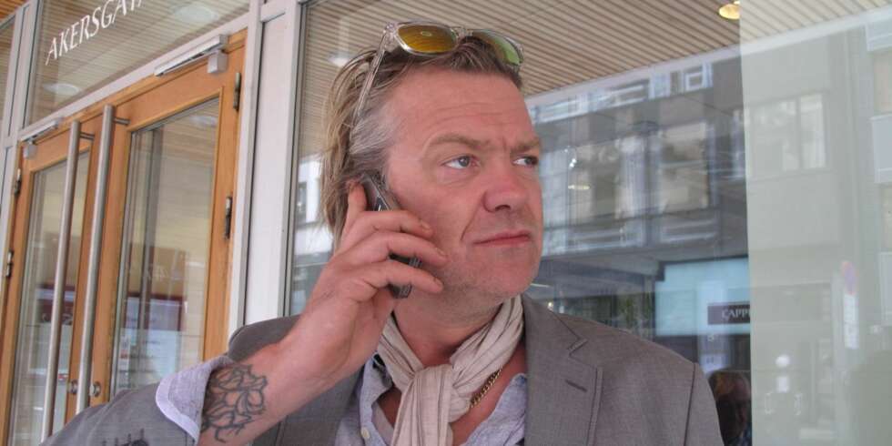HØNEFAR DE LUXE: - Gutta mine kommer foran alt. Å beskytte dem og være en bra pappa er min fremste oppgave nå, sier Alex Rosén. Isin nye bok, Tøff pappa, byr han på dypdykk i sitt eget liv. HØNEFAR DE LUXE: - Gutta mine kommer foran alt. Å beskytte dem og være en bra pappa er min fremste oppgave nå, sier Alex Rosén. Isin nye bok, Tøff pappa, byr han på dypdykk i sitt eget liv.