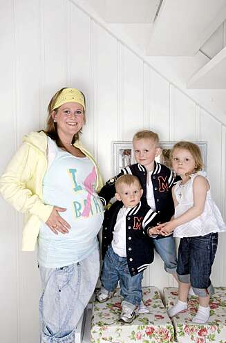 SNART KLAR: Stas for vordende storesøsken å kjenne på mammas høygravide mage. SNART KLAR: Stas for vordende storesøsken å kjenne på mammas høygravide mage.