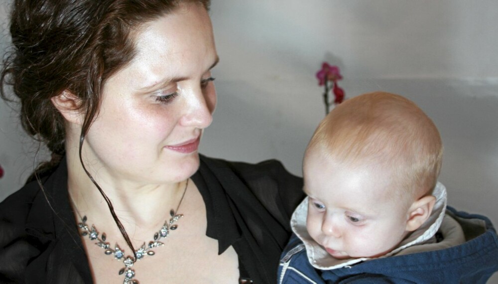 Hilde Utsogn synes regjeringen tar friheten fra familiene gjennom det nye forslaget om foreldrepenger. Her er hun med sønnen da han var et halvt år. Hilde Utsogn synes regjeringen tar friheten fra familiene gjennom det nye forslaget om foreldrepenger. Her er hun med sønnen da han var et halvt år.