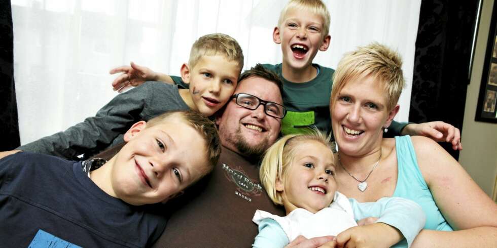 STORFAMILIE: Roger og Caja skal bli foreldre sammen, og en stor familie gleder seg til å bli enda litt større. Barna fra venstre: Jan Hendrik (9 1/2), Philip (7), Jacob (8) og Dina (4 1/2). Sondre (11) og Tobias (9) var ikke til stede da bildet ble tatt. STORFAMILIE: Roger og Caja skal bli foreldre sammen, og en stor familie gleder seg til å bli enda litt større. Barna fra venstre: Jan Hendrik (9 1/2), Philip (7), Jacob (8) og Dina (4 1/2). Sondre (11) og Tobias (9) var ikke til stede da bildet ble tatt.