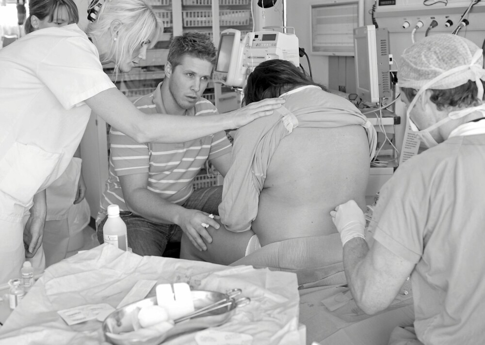 KLOKKA 15.56: Legen setter epidural KLOKKA 15.56: Legen setter epidural