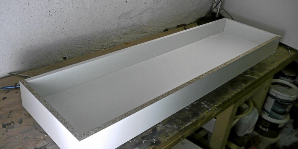 FORM: Hvit, laminert hobbyplate er et bra materiale å bruke. Den har en helt plan overflate og er ikke sugende. Betong er tungt, så du må ha skikkelig støtte under. FORM: Hvit, laminert hobbyplate er et bra materiale å bruke. Den har en helt plan overflate og er ikke sugende. Betong er tungt, så du må ha skikkelig støtte under.