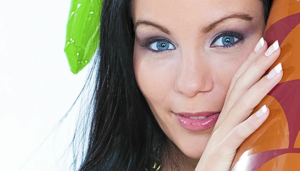 GRAVID OG KLAR FOR PARTY: Stine Marie Lothe Svendsen (22) fra 'Paradise Hotel' vil ikke bli som andre mødre. GRAVID OG KLAR FOR PARTY: Stine Marie Lothe Svendsen (22) fra 'Paradise Hotel' vil ikke bli som andre mødre.